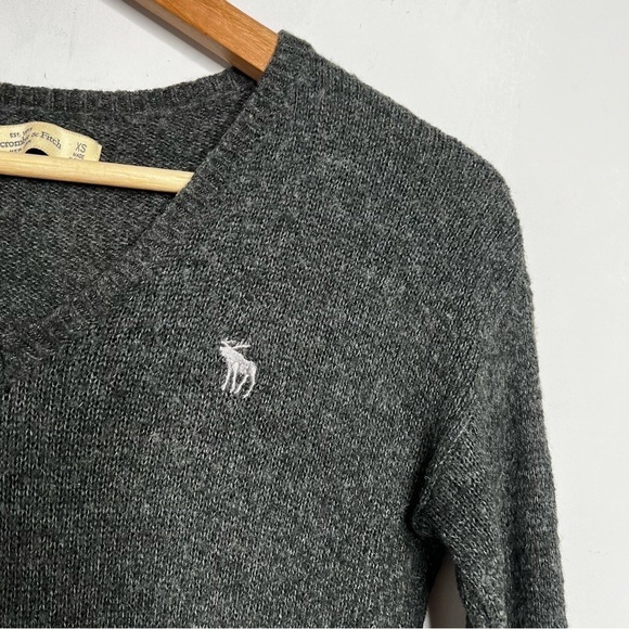 Abercrombie Womens Size XS Dark Grey Wool Blend V Neck Sweater Embroidered Logo - Picture 3 of 8